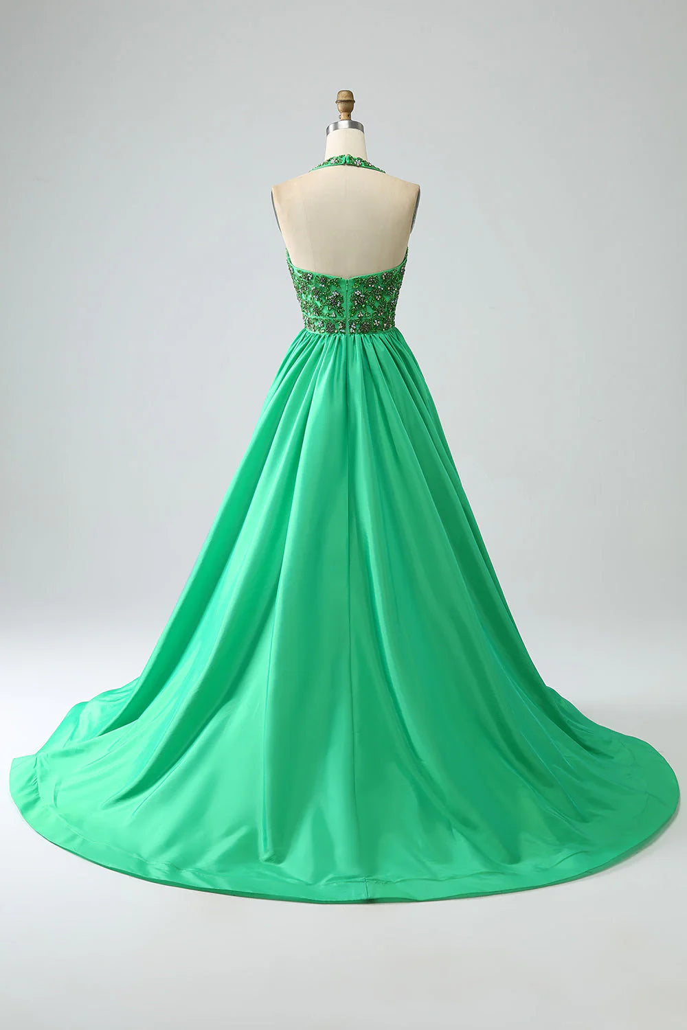 Vestido de fiesta de satén con cuello halter y cuentas